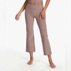 Vuori Mid Rise Elevation Slim Bootcut Pant in Hazel Heather Size Small VW487
